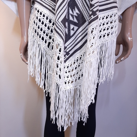 House Of Harlow Aztec Ponch Cardigan Sweater Fringe Crochet Macrame One Size - Picture 9 of 14